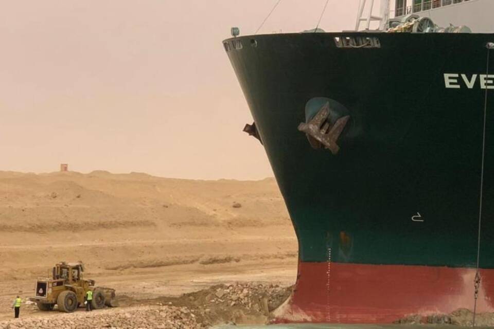 Containerschiff blockiert Suezkanal Containerschiff blockiert Suezkanal