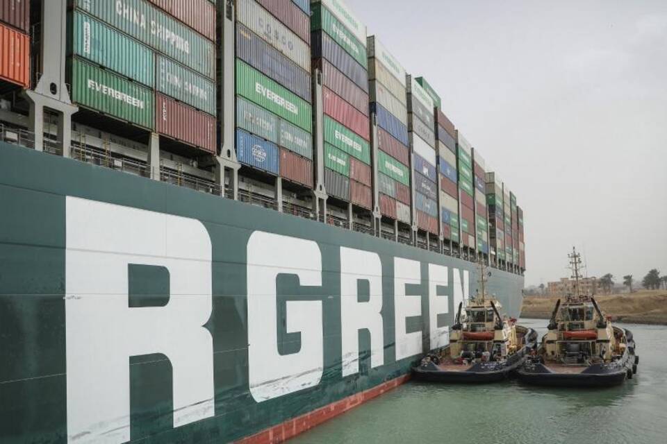 Containerschiff blockiert Suezkanal