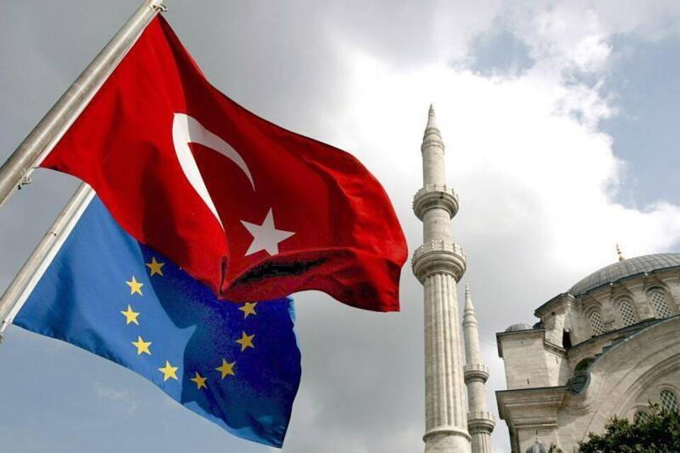 EU- und Türkei-Flaggen EU- und Türkei-Flaggen