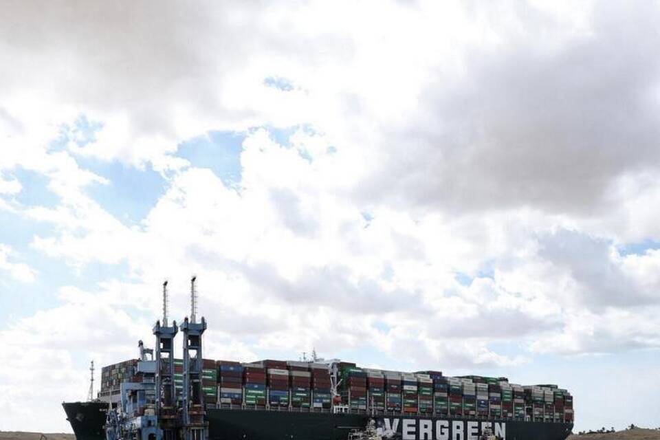 Containerschiff blockiert Suezkanal