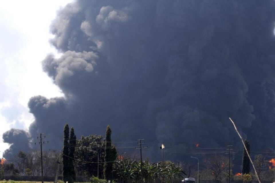 Großbrand in indonesischer Raffinerie Großbrand in indonesischer Raffinerie