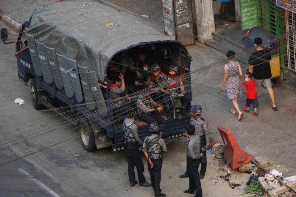 Sicherheitskräfte in Yangon
