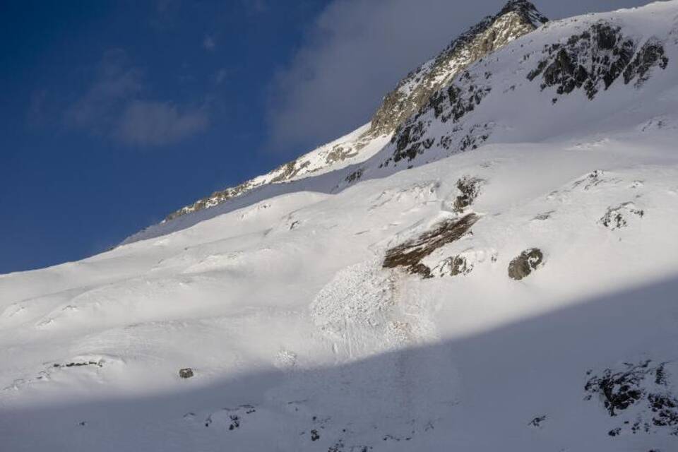 Lawine auf Skipiste in der Schweiz