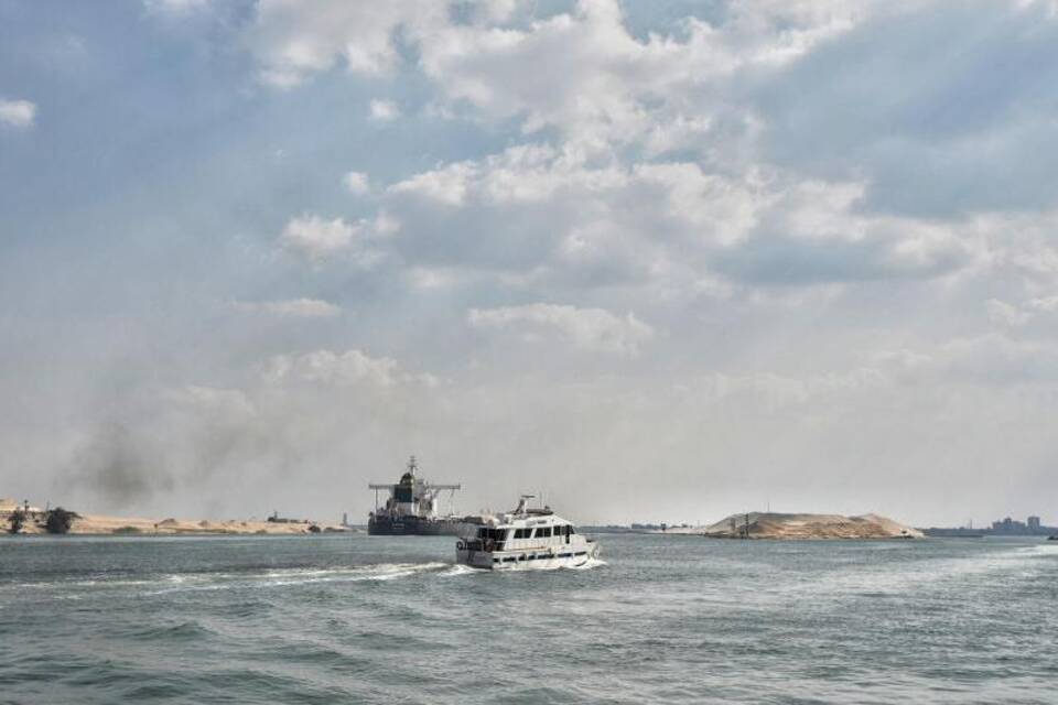 Schiffsverkehr im Suezkanal wieder angelaufen