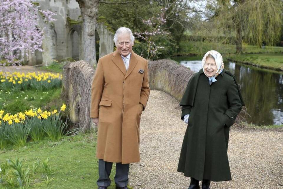 Britische Königin Elisabeth II. + Prinz Charles Britische Königin Elisabeth II. + Prinz Charles