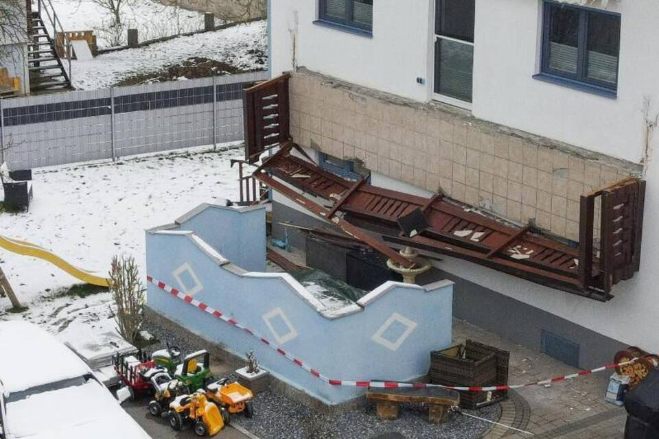 Balkon stürzt in Österreich von Hauswand