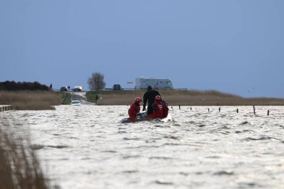 Menschen auf Ex-Bohrinsel von Flut eingeschlossen