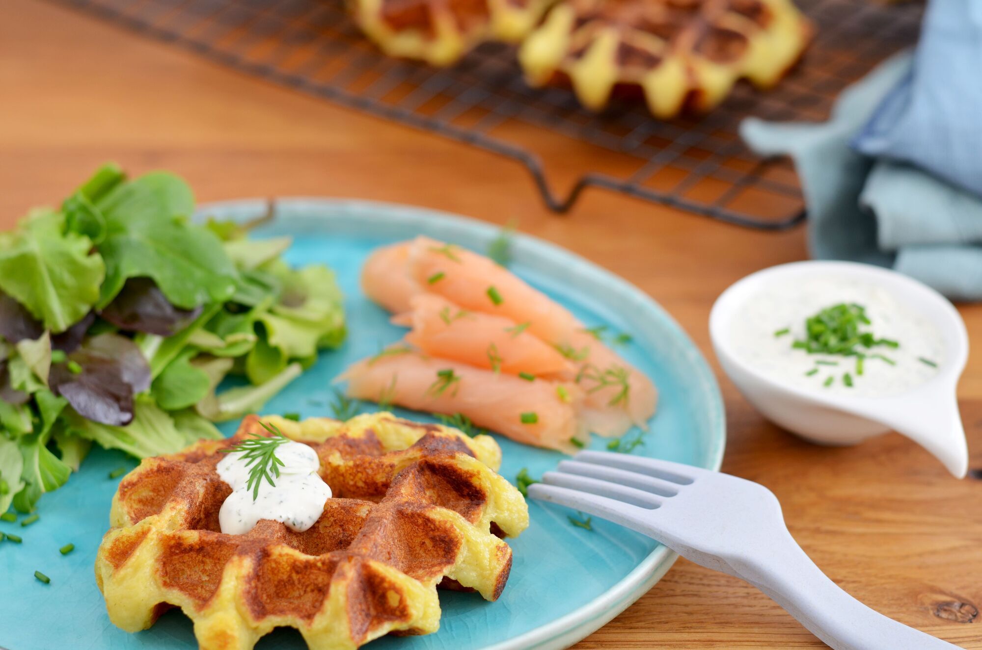 Herzhaftes Gericht: Fluffige Kartoffelwaffeln mit Räucherlachs und Dip ...
