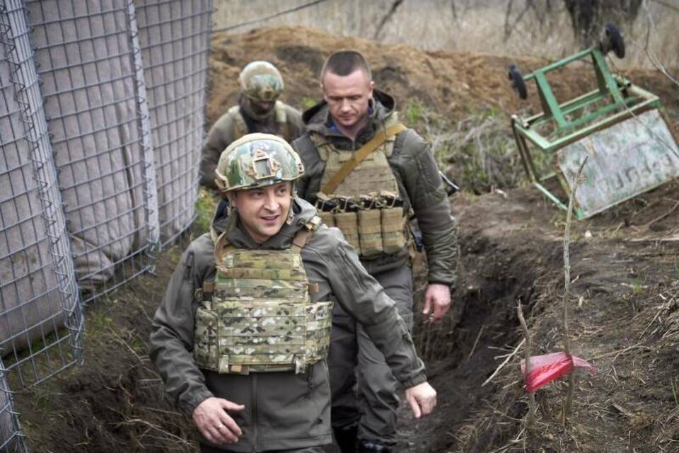 Ukrainische Präsident Selenskyj besucht Militär in Donbass