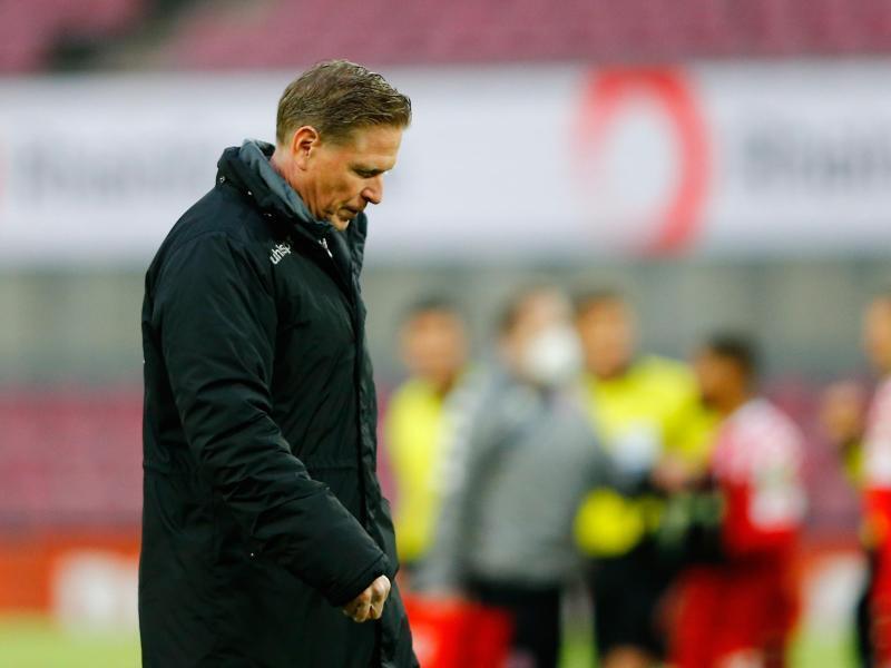 Bundesliga: Medien: 1. FC Köln beurlaubt Trainer Gisdol ...