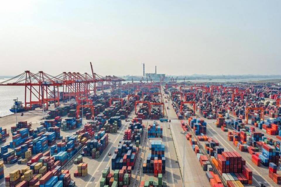 Chinas Außenhandel legt weiter kräftig zu Chinas Außenhandel legt weiter kräftig zu