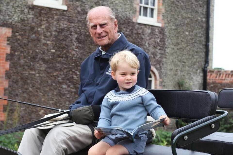 Prinz Philip mit Urenkel George Prinz Philip mit Urenkel George