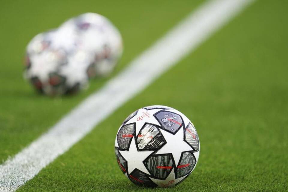 Fußball auf dem Rasen Fußball auf dem Rasen