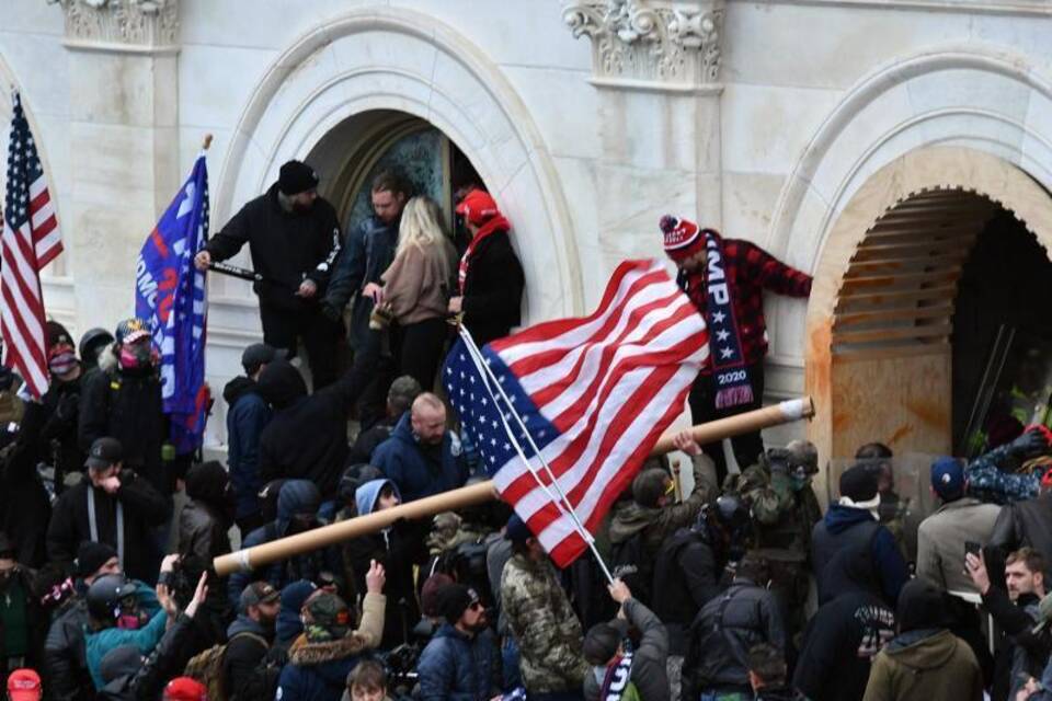 Trump-Anhänger stürmen US-Kapitol Trump-Anhänger stürmen US-Kapitol