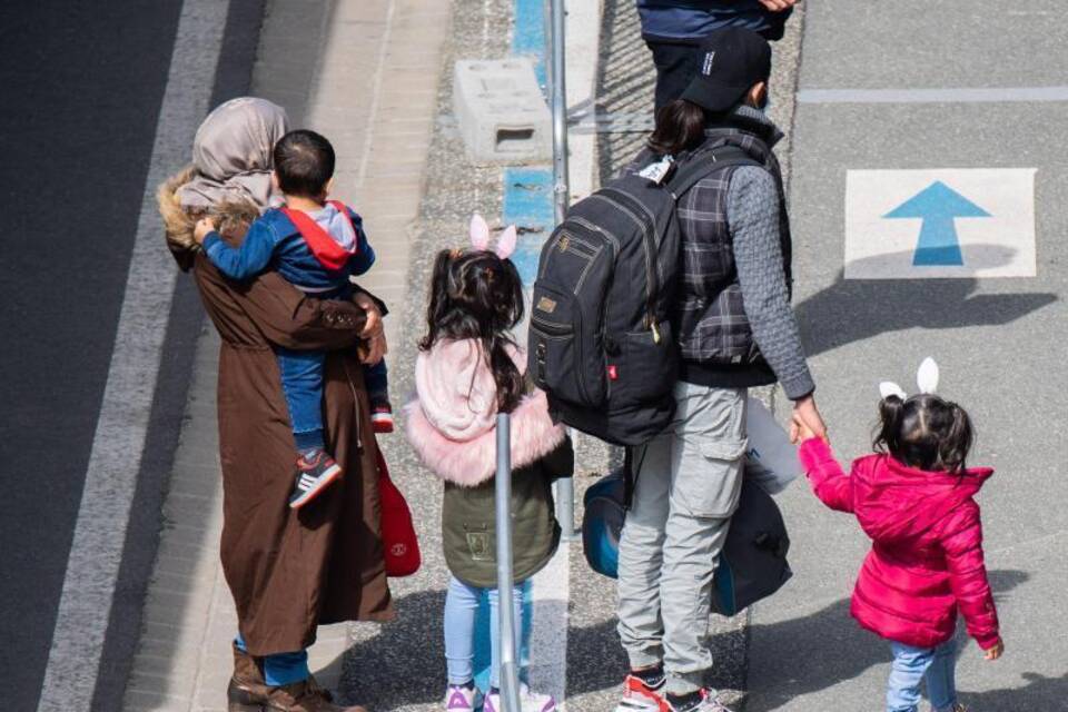 Flüchtlinge aus Griechenland landen in Hannover Flüchtlinge aus Griechenland landen in Hannover
