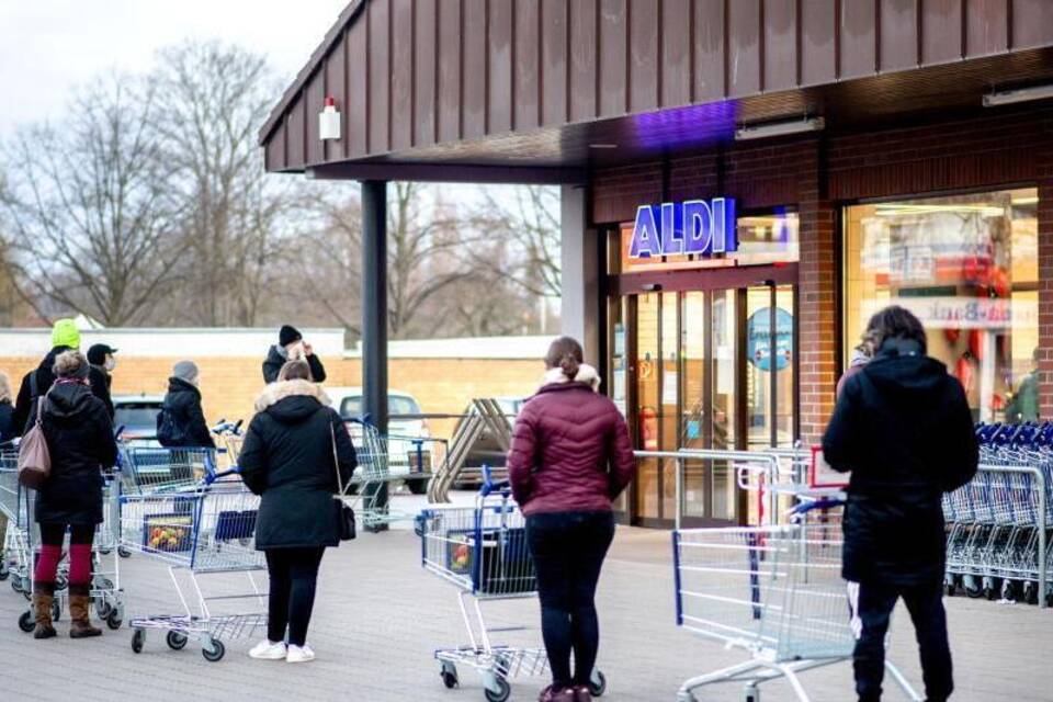 Warteschlange vor Supermarkt Warteschlange vor Supermarkt