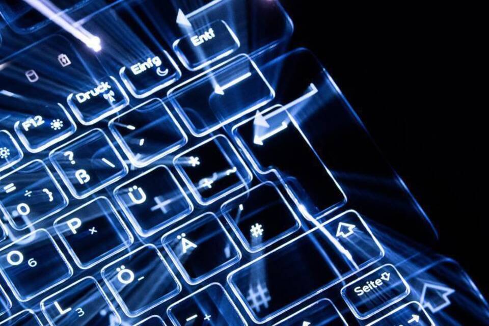 Die beleuchtete Tastatur eines Computers