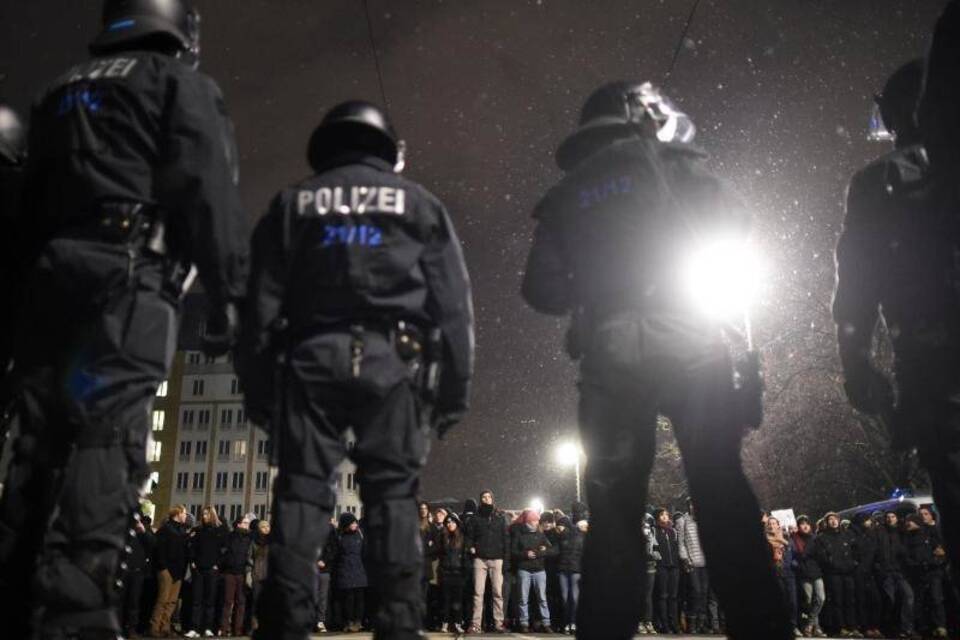 Polizei und Gegendemo Polizei und Gegendemo