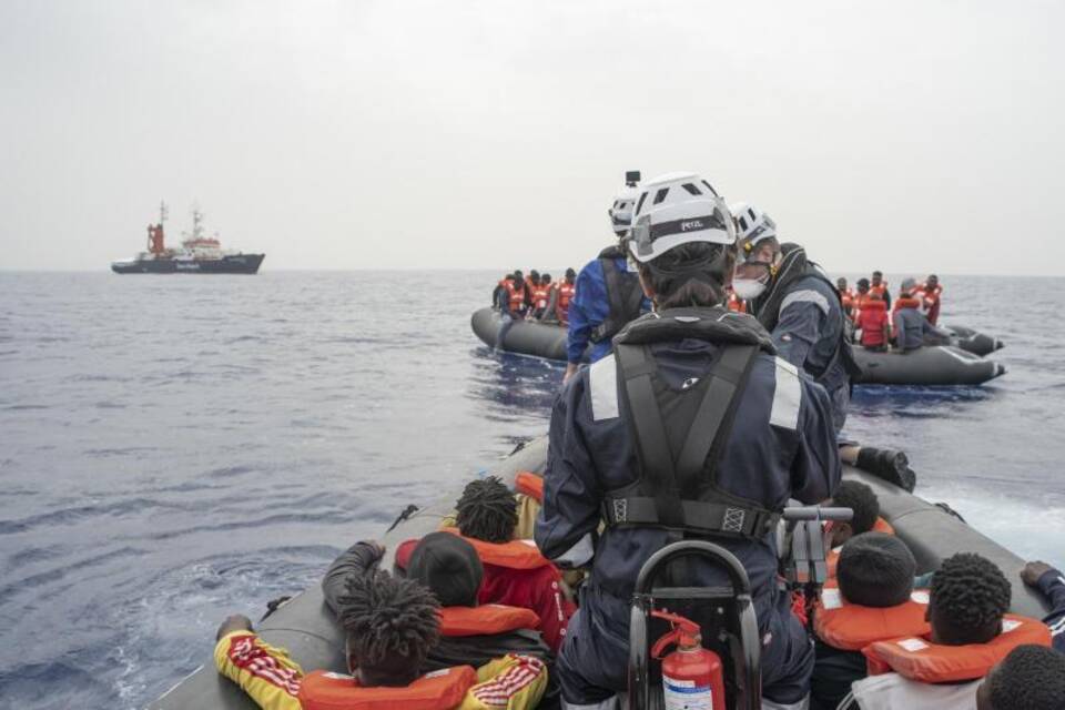Sea-Watch rettet Bootsmigranten Sea-Watch rettet Bootsmigranten