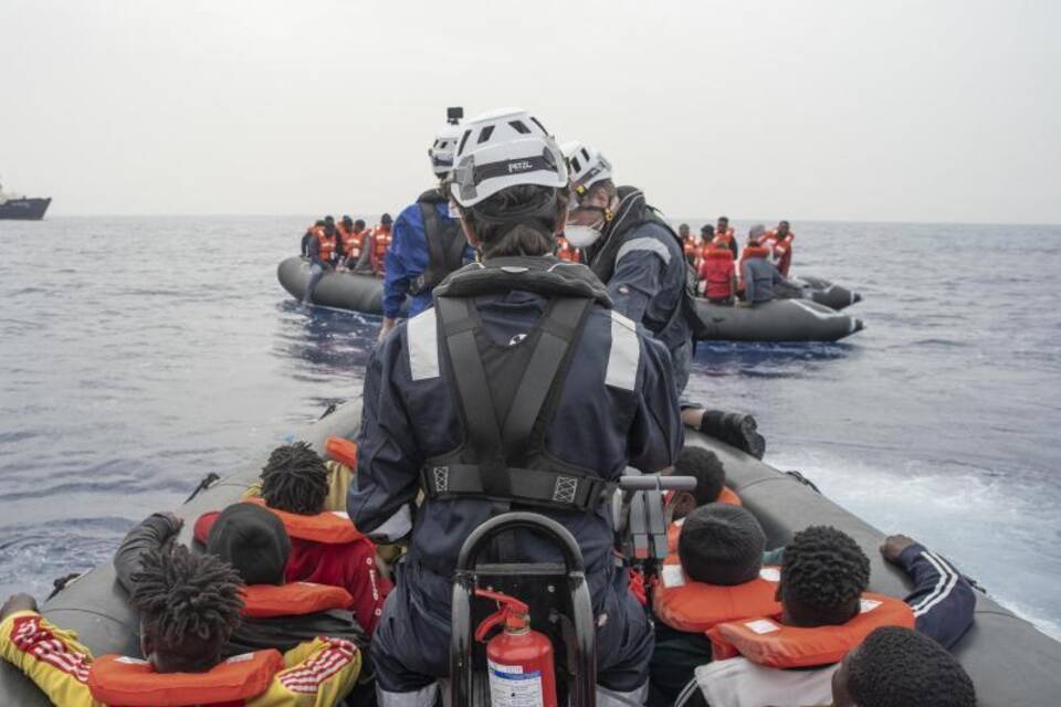 Sea-Watch rettet Bootsmigranten Sea-Watch rettet Bootsmigranten