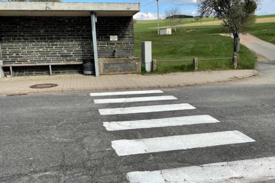 Selbstgemalter Zebrastreifen Selbstgemalter Zebrastreifen