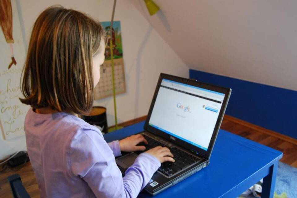Ein Kind am Laptop