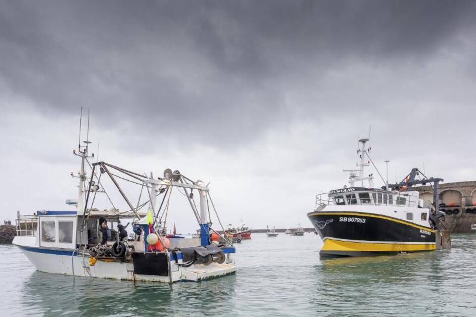 Französische Fischer blockieren Hafen von Jersey Französische Fischer blockieren Hafen von Jersey
