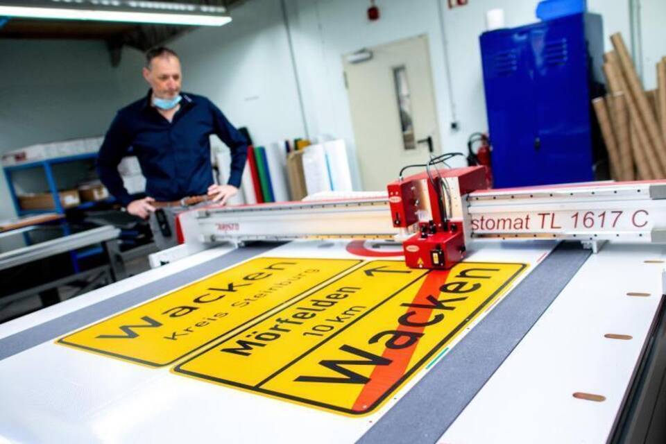 Produktion von Verkehrszeichen Produktion von Verkehrszeichen