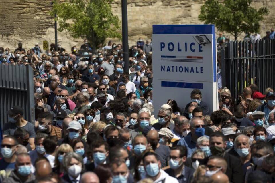 Gedenken an toten Polizisten in Frankreich