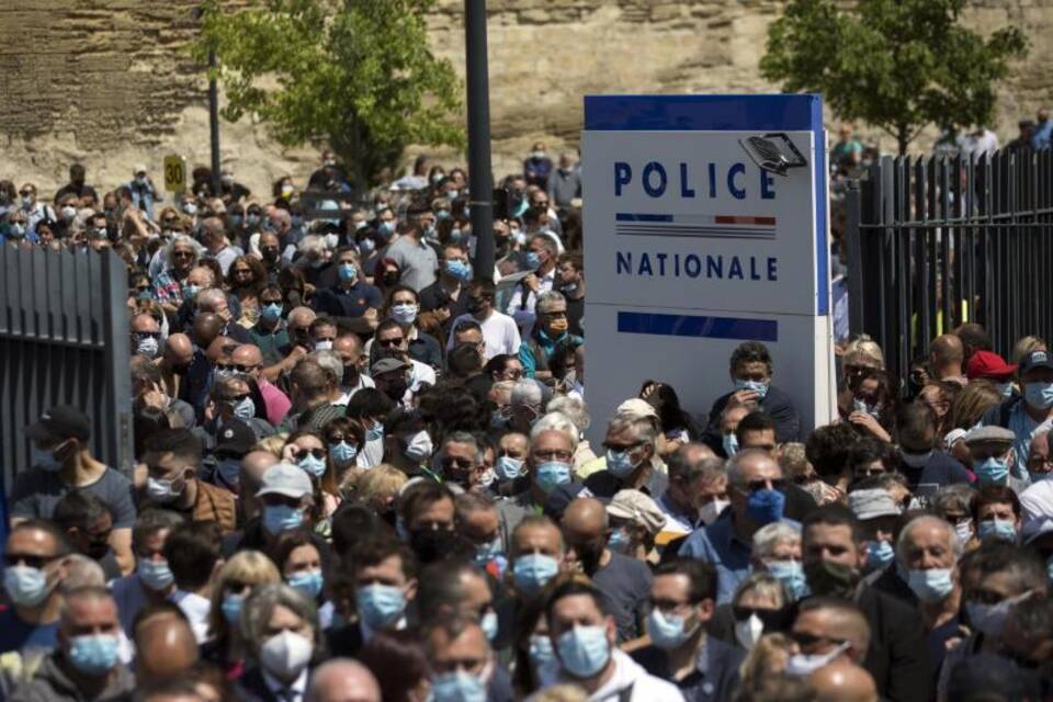 Gedenken an toten Polizisten in Frankreich Gedenken an toten Polizisten in Frankreich