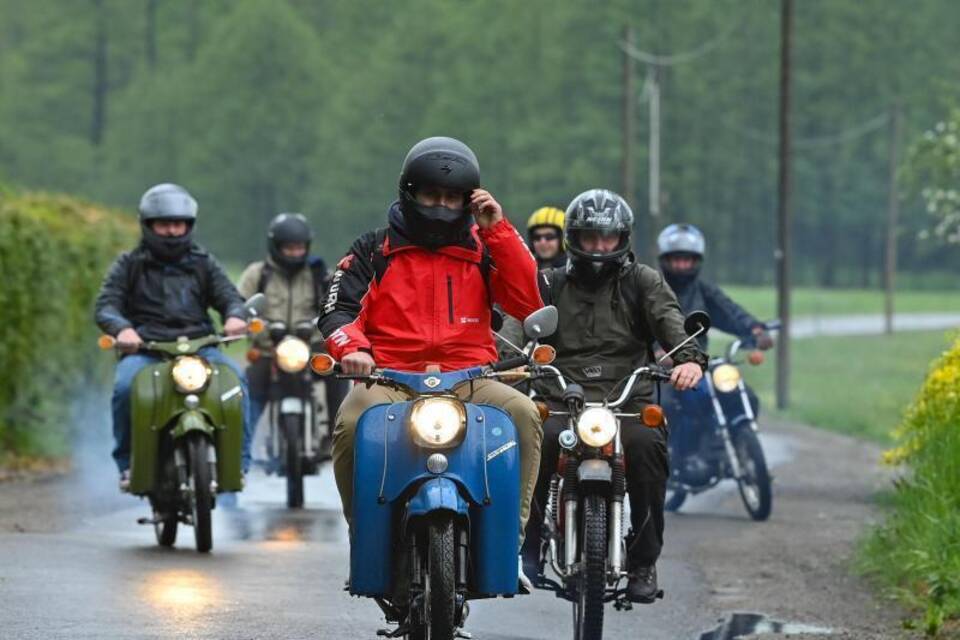 Unterwegs auf Mopeds Unterwegs auf Mopeds