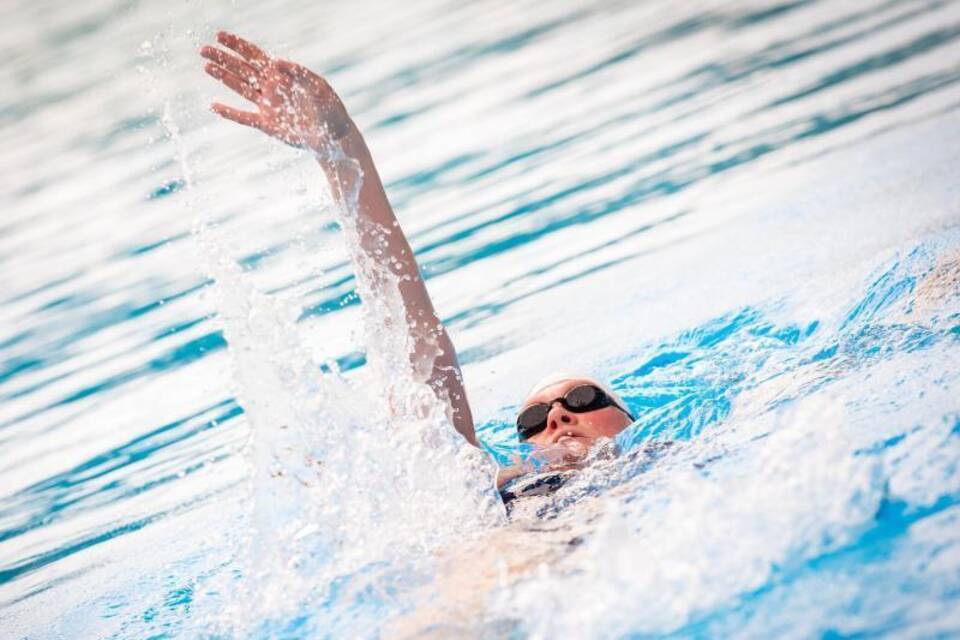 Schwimmerin im Freibad Schwimmerin im Freibad