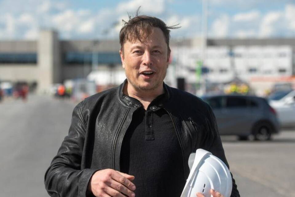 Tesla-Chef besucht Fabrik-Baustelle in Grünheide