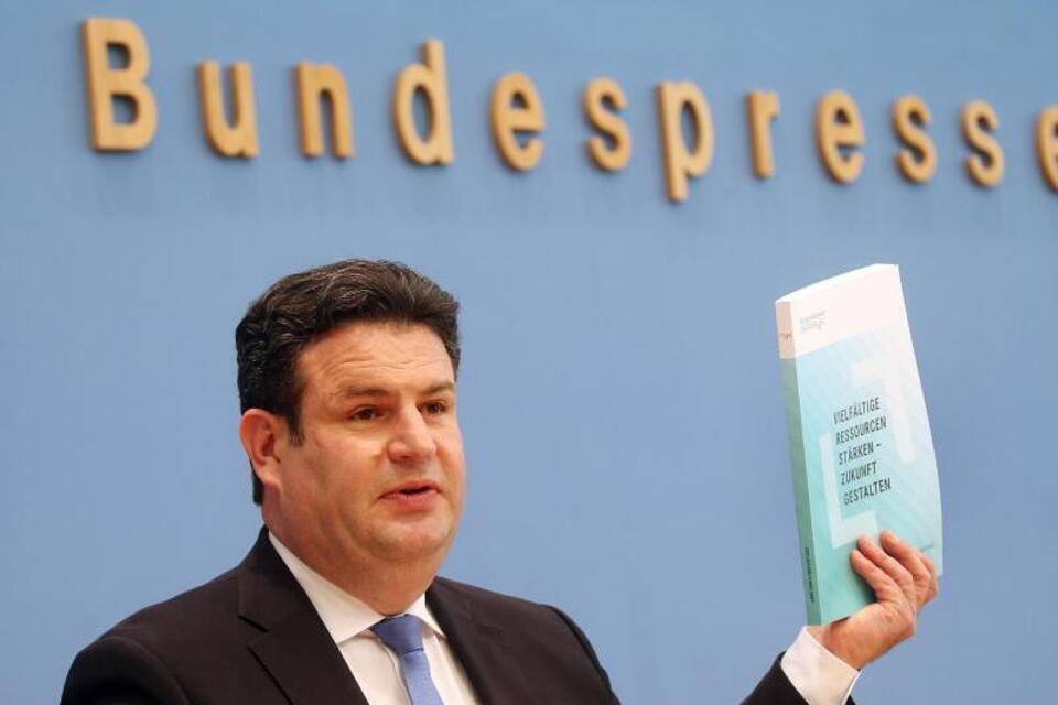Pressekonferenz zur Übergabe des Arbeitsweltberichtes Pressekonferenz zur Übergabe des Arbeitsweltberichtes