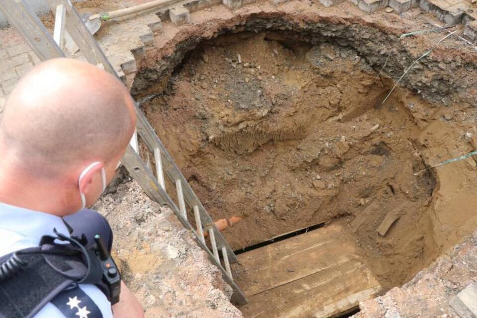 Unbekannte graben Tunnel zu einer Bankfiliale