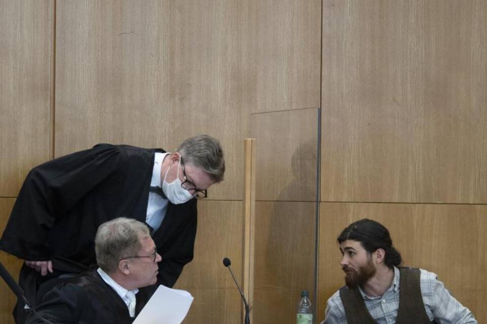 Angeklagter und Anwälte Angeklagter und Anwälte