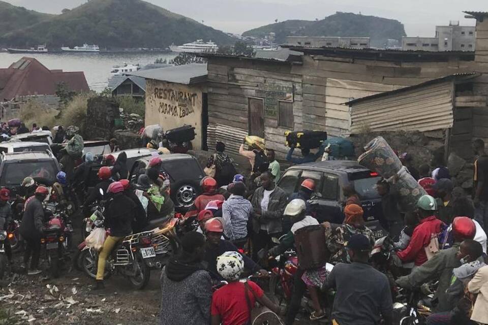 Einwohner verlassen Goma Einwohner verlassen Goma