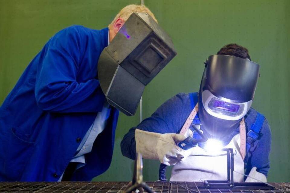 Auszubildender in der Berufsschule Auszubildender in der Berufsschule