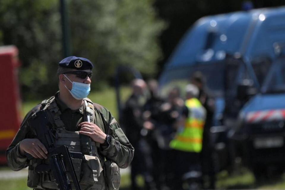 Messerangriff auf Polizistin in Frankreich Messerangriff auf Polizistin in Frankreich