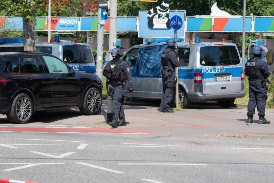 Mann auf Kreuzung erschossen Mann auf Kreuzung erschossen
