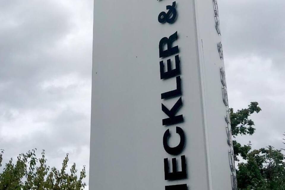 Eingang der Firmenzentrale von Heckler & Koch