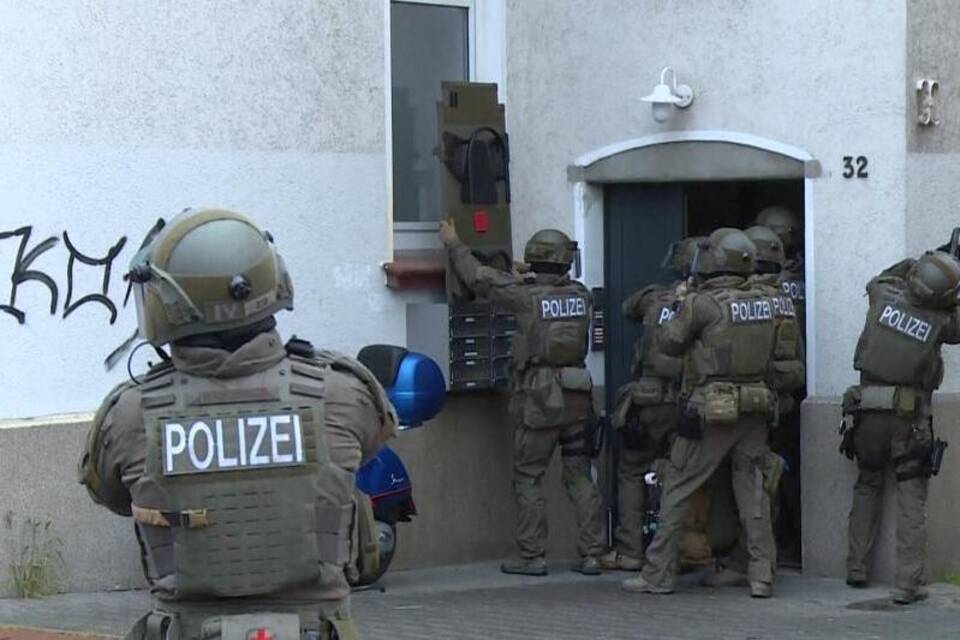 Mann auf Kreuzung erschossen - Polizei stürmt eine Wohnung Mann auf Kreuzung erschossen - Polizei stürmt eine Wohnung