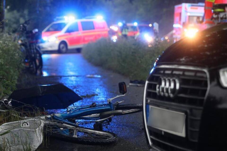 Blitz schlägt nahe Radfahrern ein Blitz schlägt nahe Radfahrern ein