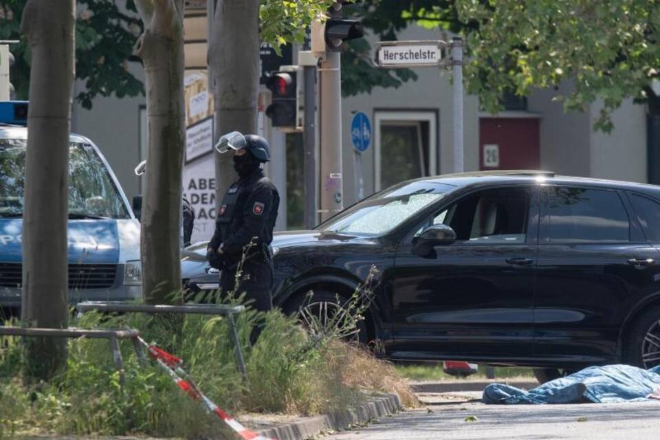 Mann auf Kreuzung erschossen