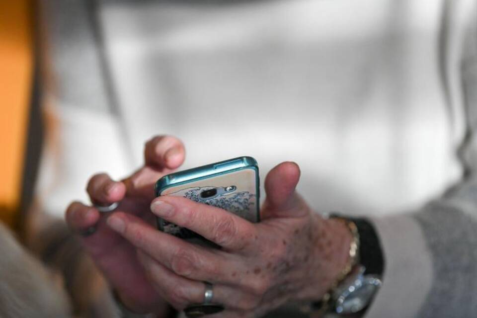 Senioren mit Smartphone Senioren mit Smartphone