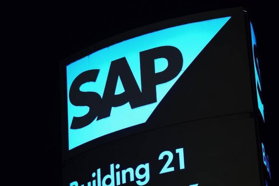 Ein von innen beleuchtetes Logo des Softwarekonzerns SAP