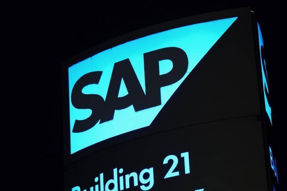 Ein von innen beleuchtetes Logo des Softwarekonzerns SAP Ein von innen beleuchtetes Logo des Softwarekonzerns SAP