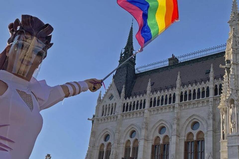 Demonstration gegen homofeindliches Zensurgesetz in Budapest