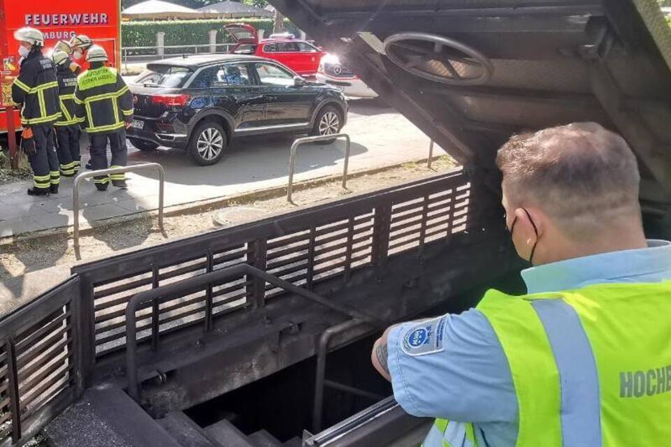 U-Bahn fährt in Tunnel gegen Hindernis