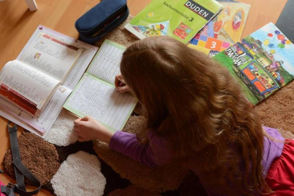 Schulkind bei den Hausaufgaben Schulkind bei den Hausaufgaben